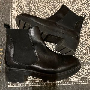 Black Leather Chelsea Boots Lug Sole EUC 8.5 39